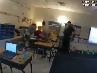 Iba 6-ročný žiak postrelil učiteľku: VIDEO zachytilo chvíle krátko po útoku: Chlapec nadával a bránil sa