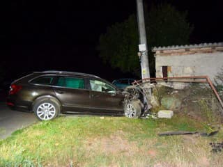 Tragická nehoda na juhu Slovenska: Auto skončilo dome, vodička zomrela, FOTO osudového nárazu