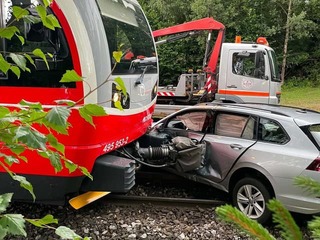Dráma v Tatrách: Na priecestí narazil osobný vlak do auta, cestujúci mali obrovské šťastie