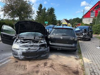 Policajná naháňačka skončila čelnou zrážkou: Za volantom sedel mladík (17), zasahoval vrtuľník! FOTO z miesta