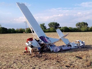 MIMORIADNE Pád lietadla na západe Slovenska: Pilotovi zlyhal motor, z lietadla zostal VRAK