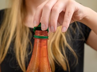 Pijete HO každý deň? Nová štúdia priniesla šokujúce zistenia o riziku rakoviny žalúdka!