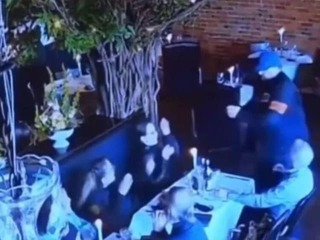 Vtrhol do reštaurácie a namieril zbraň na exmanželku: VIDEO Neuveriteľný detail ju zachránil! Prišiel trest