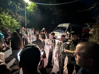 Stovky Britov chceli zablokovať migrantov v prístave: Polícia zasiahla, vláda protest ostro odsúdila