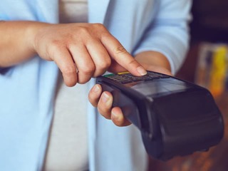 Telefón či prstene sú pasé! Banka prichádza s REVOLUČNOU novinkou: Na nákup vám bude stačiť jediný PRST