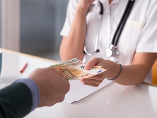 Röntgen za päť eur, neurológ za 160! Ďalšie šokujúce SŤAŽNOSTI pacientov, ombudsman bije na poplach