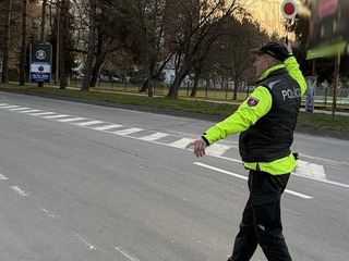AKTUÁLNE Vstup do obce na východe Slovenska je UZAVRETÝ! Polícia nevpúšťa ďalšie autá, TOTO je dôvod