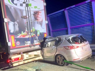 Tragická noc na diaľnici D1: Vodič osobného auta narazil do kamióna, nemal šancu prežiť