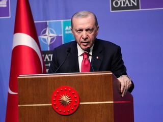 Šokujúci darček od Erdogana: Lídrom NATO dal revolver s ostrými nábojmi! Čo tým chcel povedať?