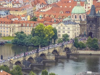 Dráma v Prahe: Mladík spadol z Karlovho mosta do Vltavy, zachránila ho drevená zábrana