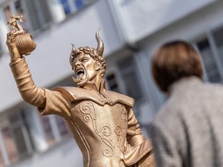 Bronzový DIABOL na námestí pobúril obyvateľov! Žiadajú jeho odstránenie, spor zašiel až k vyhrážkam smrťou