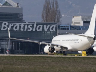 Nočná dráma na bratislavskom letisku: K lietadlu vyrazili hasiči a záchranári!