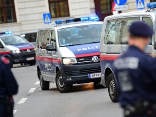 Štyri dievčatá v aute s kuklami a pištoľou: Mladé Rakúšanky po prepadnutí Břeclavi chytila polícia