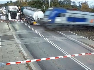 Šialený vodič: VIDEO Stačila chvíľa do nárazu a skončí sa to katastrofou! Vlak takmer zmietol kamión