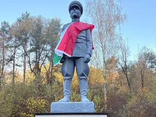 Pamätník Koneva opäť terčom útoku: FOTO Červená farba a nápis vrah, podávajú trestné oznámenie