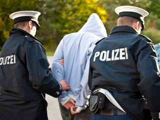 Nemecko terorizujú gangy, ktoré verbujú zúfalú mládež! Obete PONIŽUJÚ a robia im zo života PEKLO