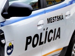 POZOR na nový trik podvodníkov, vyčíňajú priamo v meste! Nevpúšťajte ich do domov, varuje samospráva
