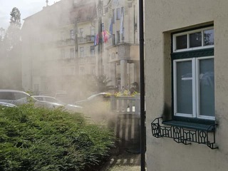 Poplach v známom piešťanskom hoteli: Na mieste zasahujú hasiči, požiar v miestnosti s batériami