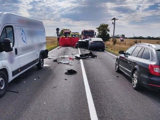 Nehoda pri Nových Zámkoch má tragické následky: Vodič zomrel na mieste, žena vo vrtuľníku! FOTO Auto je na šrot