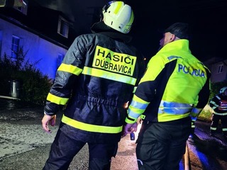Hrozivý večer neďaleko Banskej Bystrice: Ničivý požiar zlikvidoval až TRI DOMY, hasiči boli na nohách do noci!