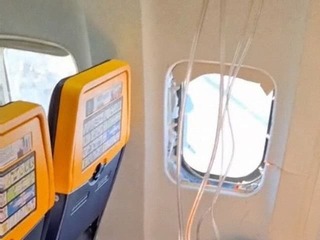 MIMORIADNE Lietadlu štartujúcemu z Grécka sa rozbilo okienko! Cestujúci v ňom uviazol hlavou