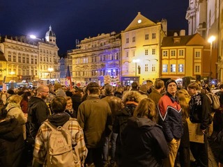 DRAMATICKÁ NOC v Prahe: Dav sa pokúsil VTRHNÚŤ do parlamentu! Poslanci v noci zrušili koncesie