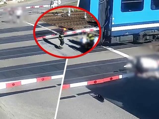 Šialené VIDEO z Česka: Dvojica sa rozbehla cez UZAVRETÉ priecestie, jedného z nich zmietol rútiaci sa vlak!