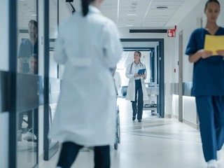 Česko bojuje s nebezpečnou infekciou: Najväčšia epidémia za posledných 30 rokov! Hlásia aj mŕtvych