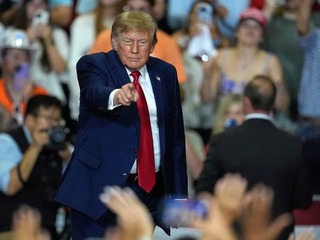 Obavy o Trumpa: VIDEO Na pódiu vydal zo seba veľmi zvláštny ZVUK! Ľudia hovoria o demencii