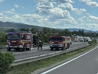 AKTUÁLNE Diaľnica D1 v smere na Žilinu je neprejazdná! Na mieste sú hasiči aj polícia! Pripravte sa na zdržanie