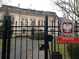 Spor o ústavný súd v Poľsku sa vyhrotil: Pri jeho budove zasahovala polícia