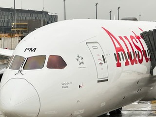 Poplach vo vzduchu na linke do Viedne: Pre hrozbu bomby museli EVAKUOVAŤ lietadlo! Sprevádzala ho stíhačka