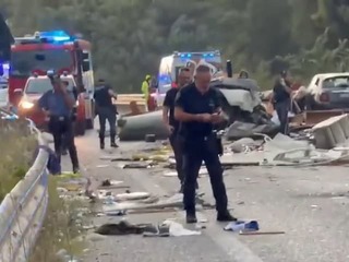 OBROVSKÁ tragédia v Taliansku: VIDEO Zrážka autobusu plného turistov s karavanom! Šesť obetí a desiatky zranených