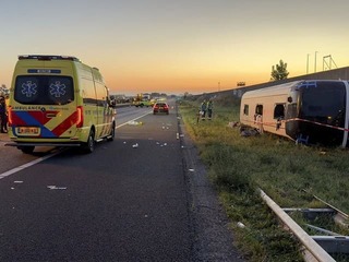 Vážna nehoda na diaľnici! Autobus plný detí sa zrazil s dodávkou, desiatky zranených: PRVÉ FOTO z miesta tragédie