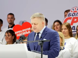 Z Bruselu rovno na predvolebný míting do Srbska: Fico vystúpil po boku Vučića! VIDEO prehovoril v srbčine