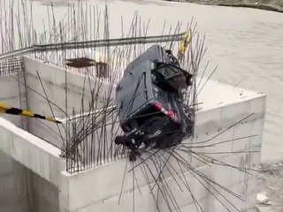 Hrôza na VIDEU: SUV sa zrútilo z veľkej výšky! Zachytili ho tyče, v aute sa zabil turista
