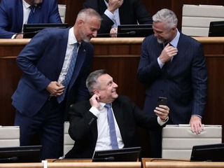 ONLINE Mimoriadne rokovanie parlamentu: Poslanci definitívne potvrdili, či DÔVERUJÚ vláde!