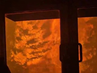 Dráma v lese: Sme obkolesení plameňmi! VIDEO Vlak uviazol uprostred ničivého požiaru