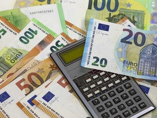 Štát plánuje prijať tisíce nových zamestnancov: Na platy vo verejnej správe pôjde vyše 15 miliárd eur!