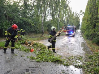 Na Slovensku vyčíňajú BÚRKY! Silný vietor pácha škody, mestom na Považí sa prehnala VETERNÁ SMRŠŤ