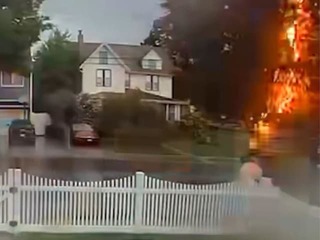 Blesk zasiahol muža cestou k autu: VIDEO Desivý moment zachytila kamera! Potom sa stal ZÁZRAK