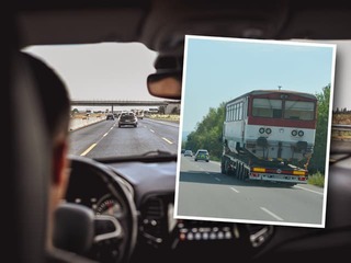 Vodiči na Hornej Nitre neverili vlastným očiam: FOTO Medzi autami zbadali... Veď je to VLAK!