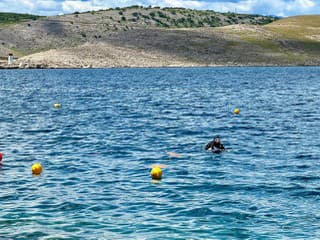Chorvátsko varuje turistov pred žltými bójkami pozdĺž pobrežia: FOTO Nedotýkajte sa ich!