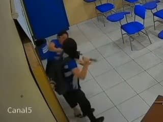Krvavá dráma v triede: VIDEO Žiačka zaútočila nožom na učiteľku! TOTO bol dôvod