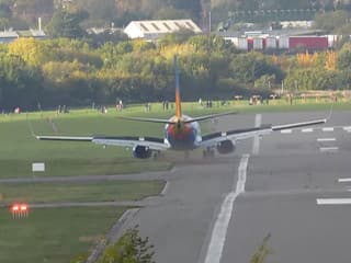 V tomto lietadle by ste nechceli byť: VIDEO Pilot vyletel s Boeingom z dráhy! Nevydarené pristátie
