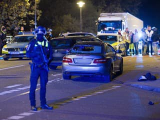 MIMORIADNE Dráma v Nemecku: Auto vrazilo do skupiny ľudí! Polícia strieľala, páchateľ je na úteku