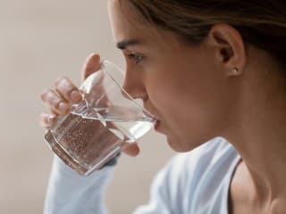 Robíte TÚTO chybu pri pití vody? Gastroenterológ vysvetľuje, ako hydratovať telo bez záťaže obličiek