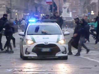 Miláno zachvátili násilnosti: Vandali rabovali obchody, polícia nasadila vodné delá