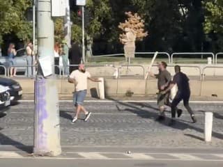 Šialená bitka v centre Prahy: Šarvátka dvoch skupín paralyzovala dopravu, muž útočil poriskom z krompáča