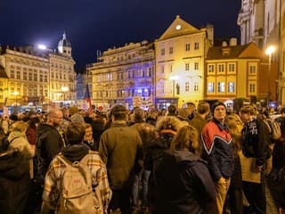 DRAMATICKÁ NOC v Prahe: Dav sa pokúsil VTRHNÚŤ do parlamentu! Poslanci v noci zrušili koncesie